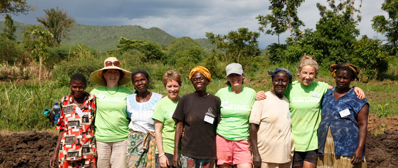 Ann Savage, Jacqui Sheldon, Debbie Keeble and Susie McIntyre with women from the AFULA group after a day's digging